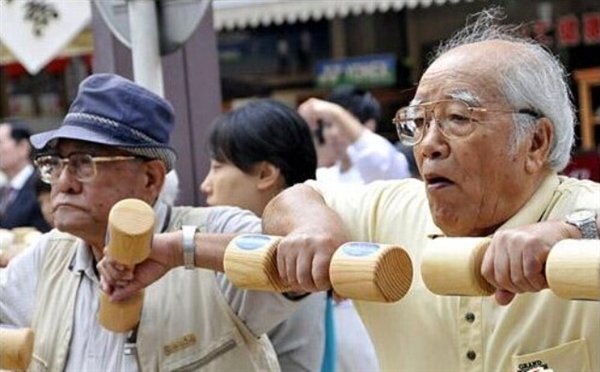 日本“老年人”要提到75岁：边工作边养老