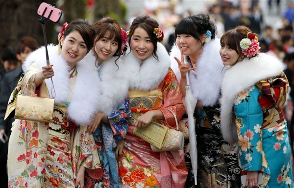 日本“成人礼”引网友围观：身穿和服少女抢镜