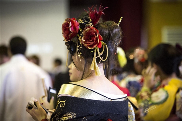 日本“成人礼”引网友围观：身穿和服少女抢镜