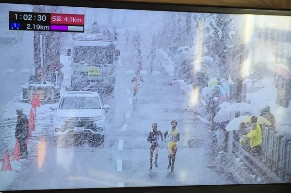 日本女子暴雪中跑接力比赛：画面让人傻眼