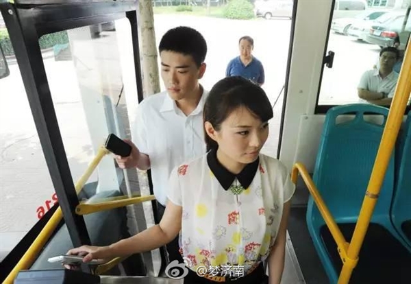 中国移动推出NFC手机卡 济南可刷手机坐公交
