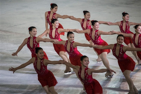 朝鲜花样滑冰女运动员受追捧 网友：天然美