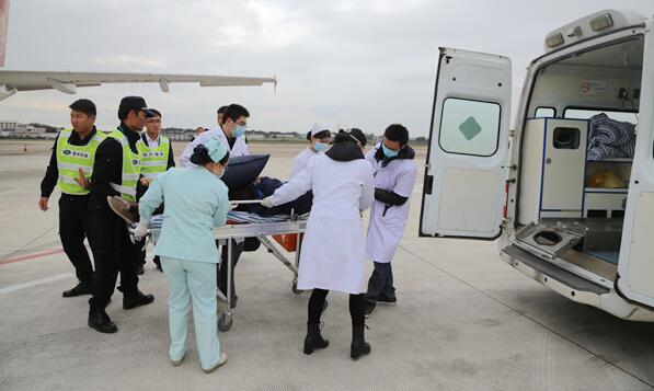 上海飞南宁飞机上一女子突发心脏病 航班急降桂林救人 
