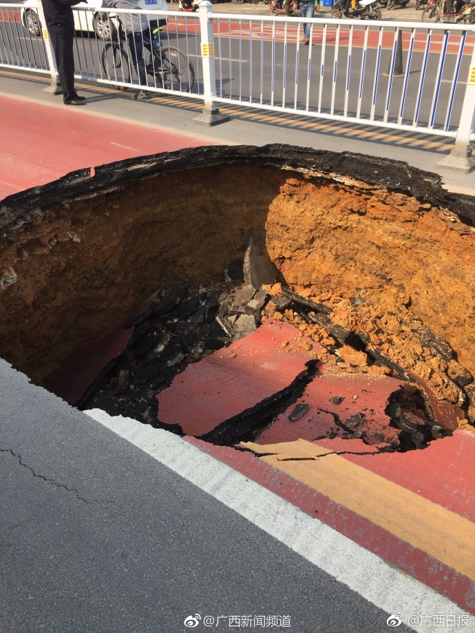南宁市朝阳济南路口路面塌陷，所幸无人伤亡
