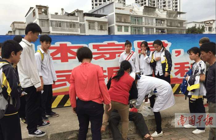 南宁中学生救助倒地老人，获得学校赞扬