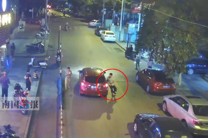 广西最“傻”碰瓷！柳州男子故意撞向轿车被监控拍下