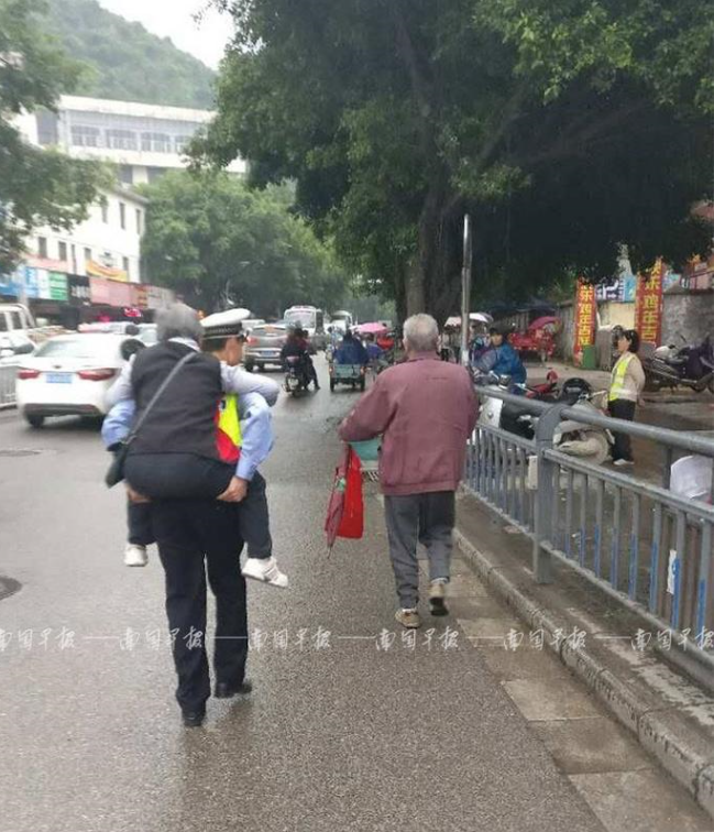 广西交警背受伤老人过马路 为正能量点赞！