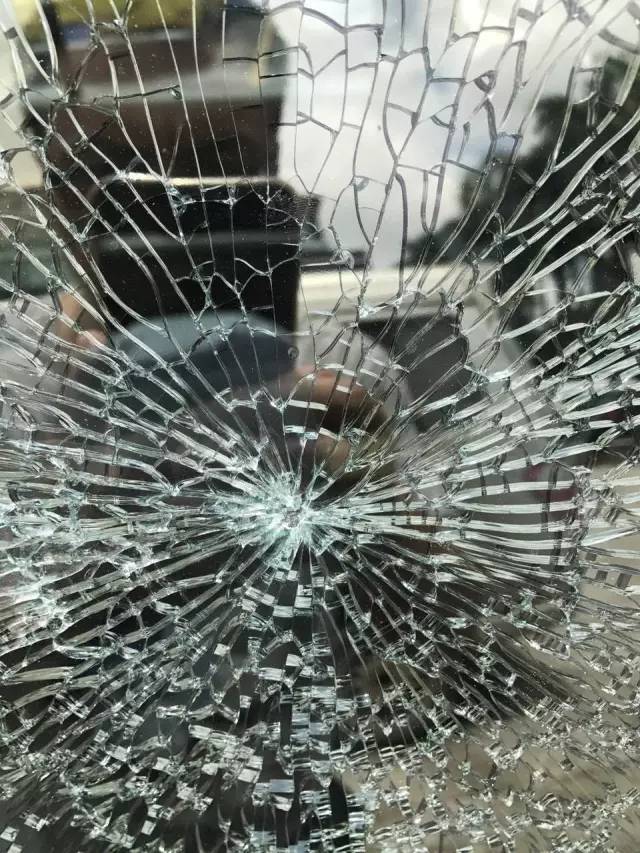 万秀北路有人用气枪射击过路车辆，车窗被打粉碎！