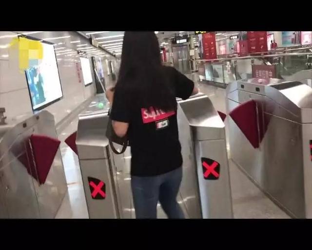 女子连续四天乘地铁逃票，民警拦下却大喊“要迟到了”