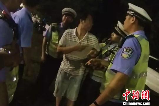 广西男子违反交规被处罚，辱骂“交警是狗”被拘5日