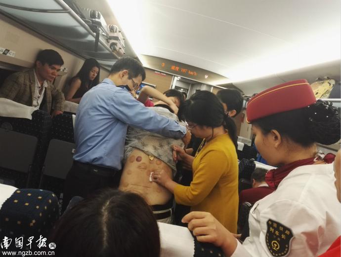 乘客动车上突然昏迷 南宁几名医务人员施救援手！