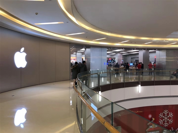 搬入Apple Park新总部的苹果员工狂叫苦：各种误撞玻璃