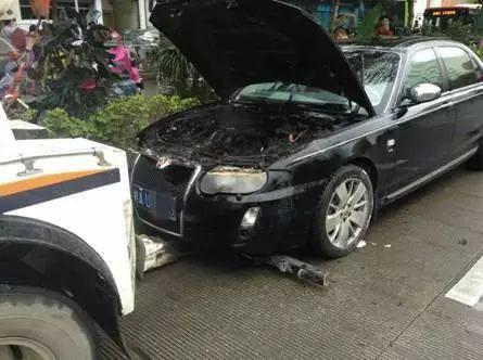 惊险！广西南宁一辆小汽车在桃源路体育局附近突然自燃
