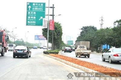 广西南宁秀厢大道5条施工路段月底完成临时照明