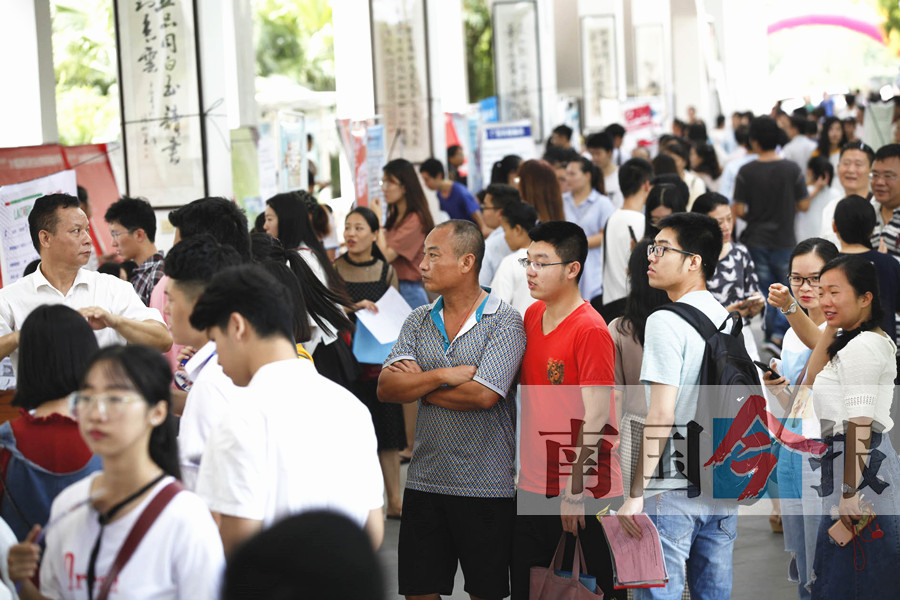 广西柳州高校毕业生双选会近8000个岗位招不到3000人