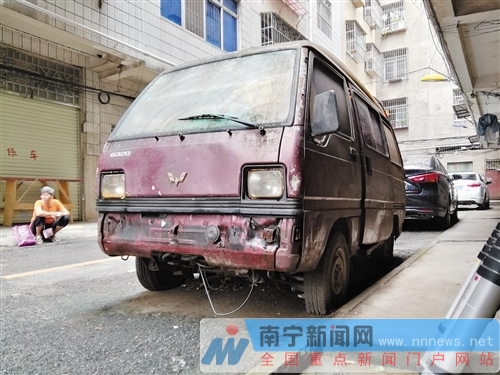 广西南宁：整治“僵尸车”还路于民 11辆车被拖移处理