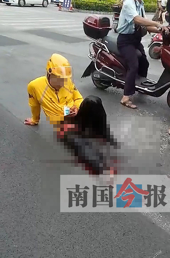 广西外卖小哥被捅伤大腿血洒街头 行凶男子乘公交逃跑