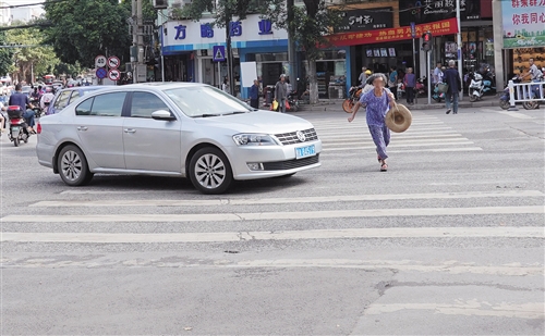 广西南宁整治不礼让斑马线行为 一个上午40辆车被查处