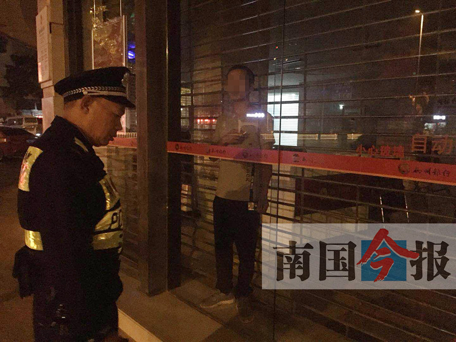 广西柳州男子小憩醒来发现卡在门里 事件起因至今仍是谜
