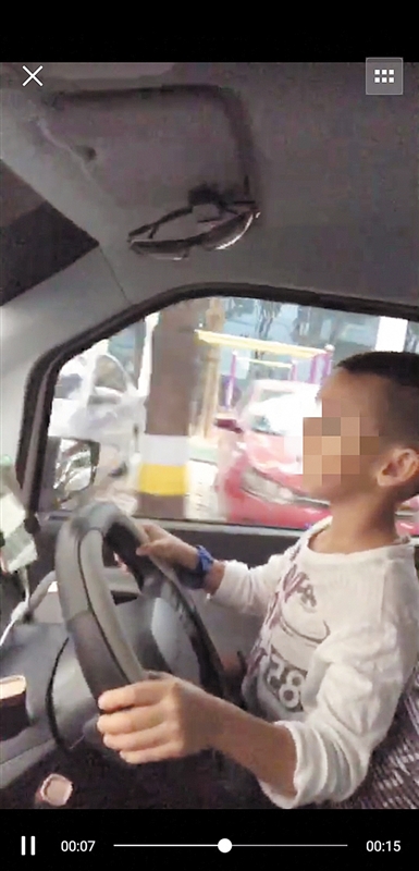 朋友圈疯传南宁五岁男孩驾车视频 这一幕让网友惊呆了