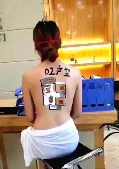 广西南宁一楼盘用女模裸背当展板 市妇联呼吁采取措施