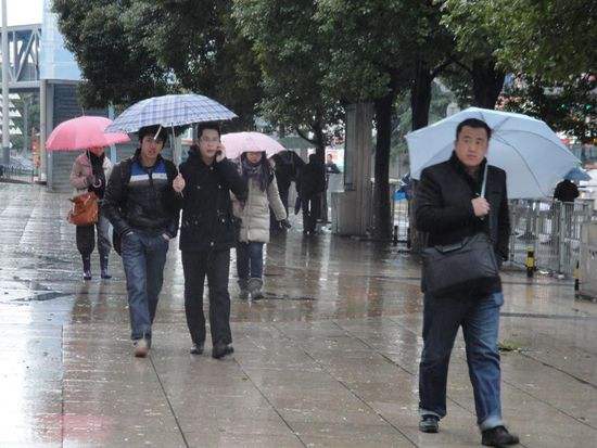 广西南宁今日仍持续低温阴雨天气 出门需注意包裹厚实