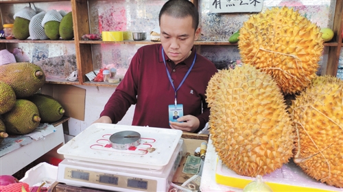 广西南宁市朝阳路一带9家水果店电子秤缺斤短两被查扣