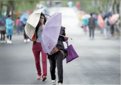 冷空气再次南下广西南宁市降温降雨 市民需注意添加衣服