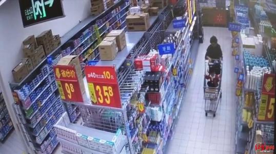 广西柳州一女子超市内盗窃男士内裤 被民警逮个正着