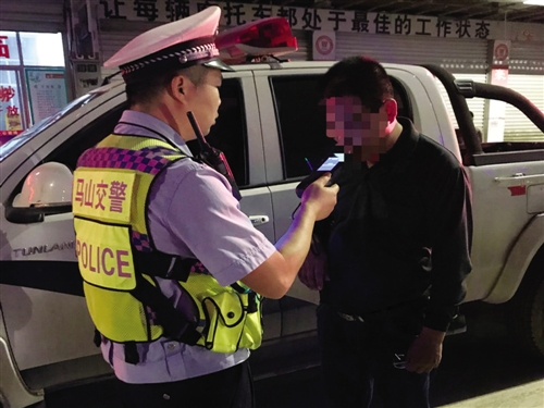 广西南宁一的哥酒后开车上路被查 掉了驾照还被罚五千元