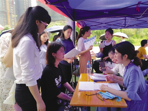 广西南宁春季高校毕业生双选会举行 提供9312个岗位