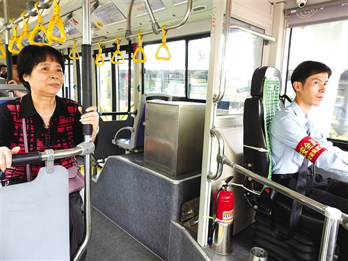 广西南宁公交车驾驶员收到节日祝福 度过“别样”母亲节