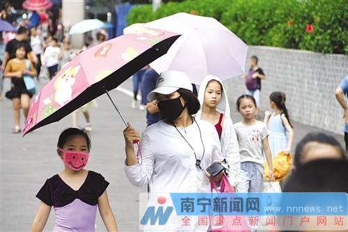 广西南宁：高温警报未解除 市民出门防暑防晒不可少