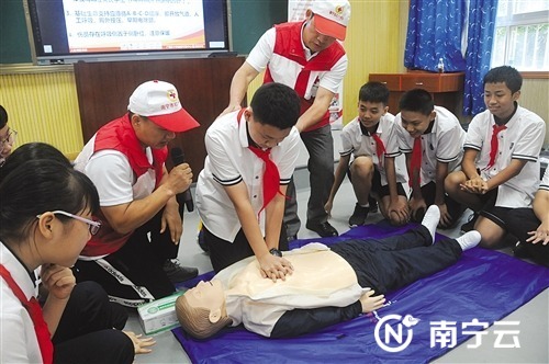 广西南宁中学生学急救技能救护“溺水者”