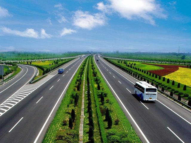 广西一条计划2021年开通的高速公路，是桂中城镇群交流便捷通道