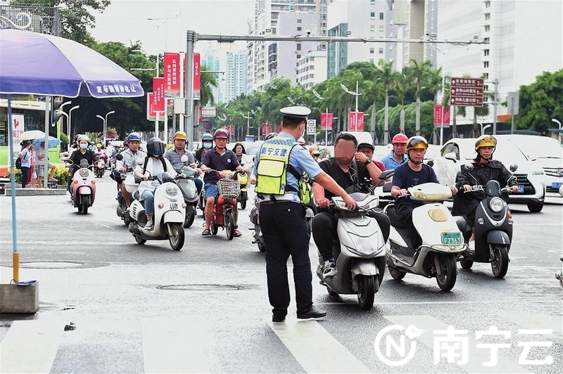 广西南宁：电动自行车管理条例正式施行半个多月，骑行人员安全意识增强