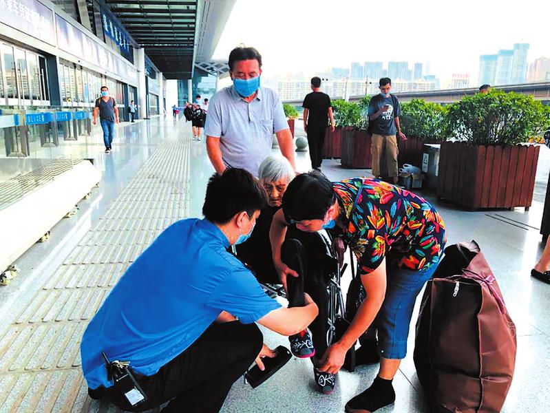广西南宁东站开设重点旅客接送服务，为有需要的旅客提供暖心帮助