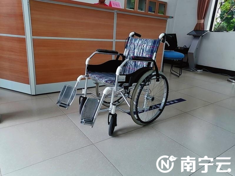 乘电动轮椅不能进入南宁市南湖公园？园方：残疾人可免费租用手摇轮椅入园