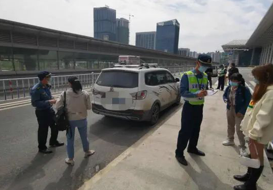 广西南宁：火车东站整治持续发力 非法营运车辆相继落网