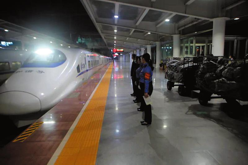 广西铁路部门启动“双11”电商黄金周运输服务，420列动车送快递半天跑到北上广