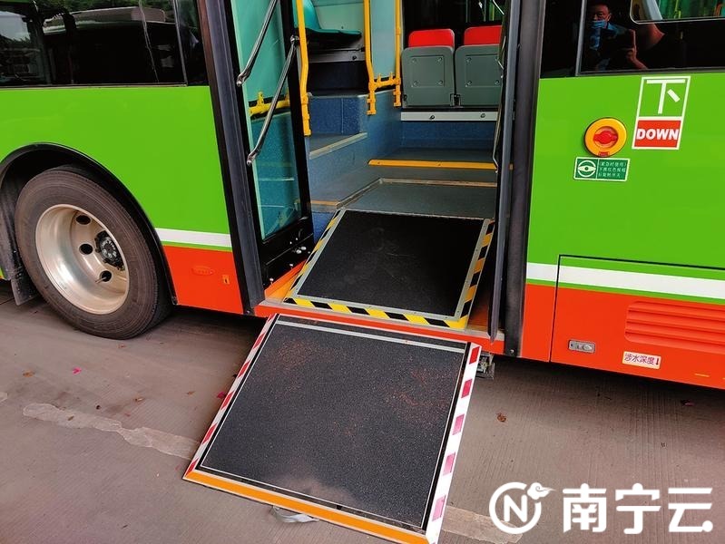 广西南宁市新购公交车在全国率先安装轮椅上下车导板