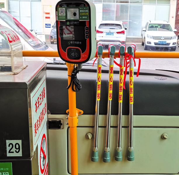 广西南宁705路公交车配备爱心拐杖 乘客有需要时可以免费借用