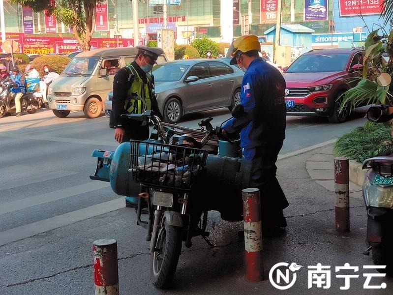 广西南宁交警开展新一轮电动自行车专项整治